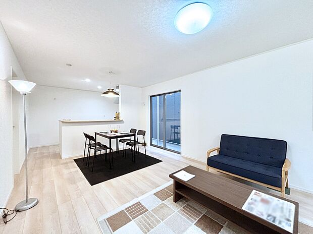 ご家族の賑やかな話し声で包まれる明るいリビング