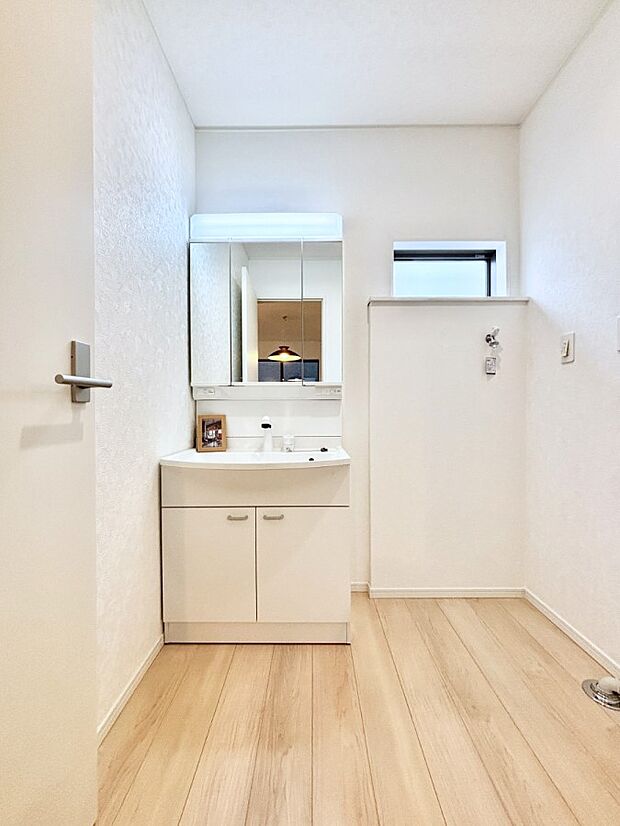 大きく見やすい三面鏡で清潔感ある洗面台は、身だしなみチェックや肌のお手入れにおすすめです。 