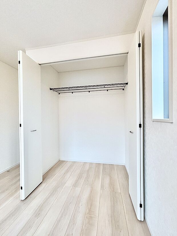 洋室のクローゼット。奥行きがあるので厚手の衣類もすっきり収まります。