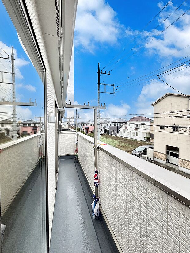 ゆったりバルコニーだから沢山お洗濯ものを干せます。