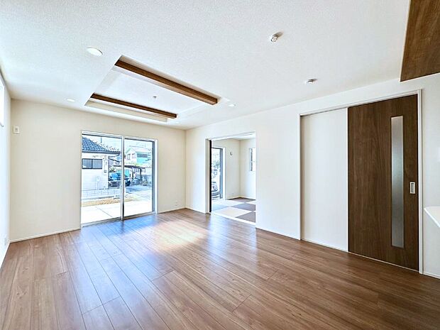 明るい陽光が注ぎ、寛ぎの雰囲気に満たされるダイニング。