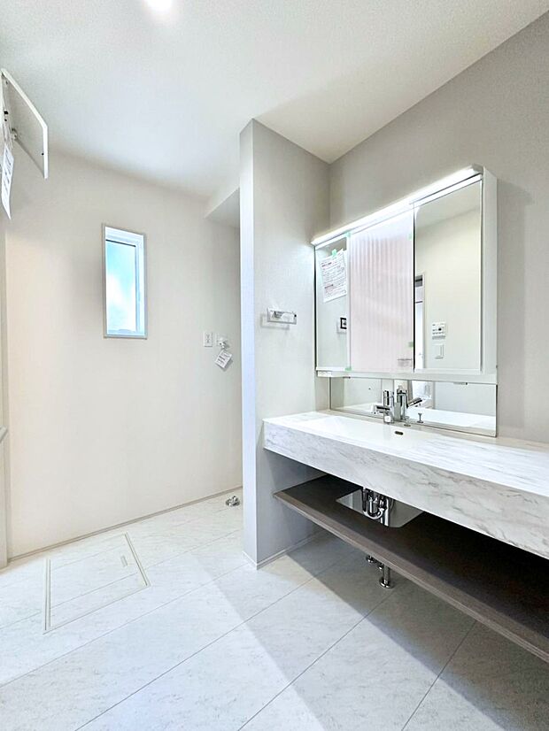 清潔感のある快適空間です。毎日の身支度も気持ち良くお使い頂けます。