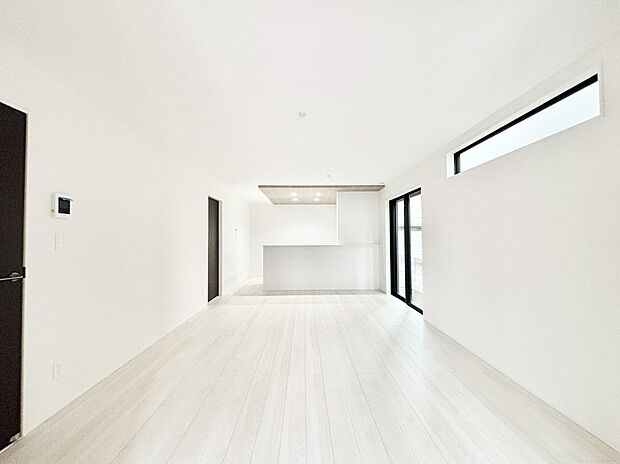 ご家族の賑やかな話し声で包まれる明るいリビング