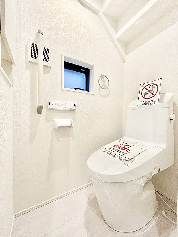 明るく清潔感のあるトイレです。