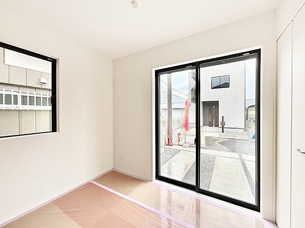 リビングと隣り合っている和室。ほっと一息できる和の空間も忘れずに。