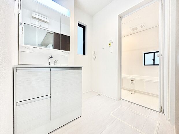 身支度もスムーズにおこなえる脱衣場。