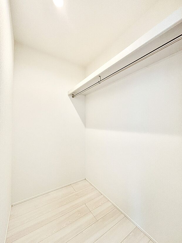ウォークインクローゼット付きで生活空間を広く利用できます。
