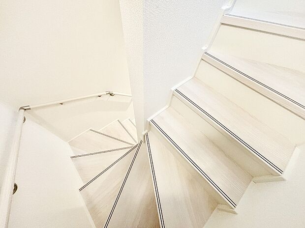 安全性を考慮し階段には手すりを設置しています