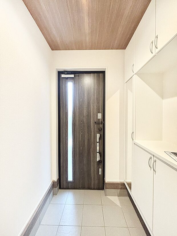 明るい玄関はお客様をお出迎えするのにぴったりです!