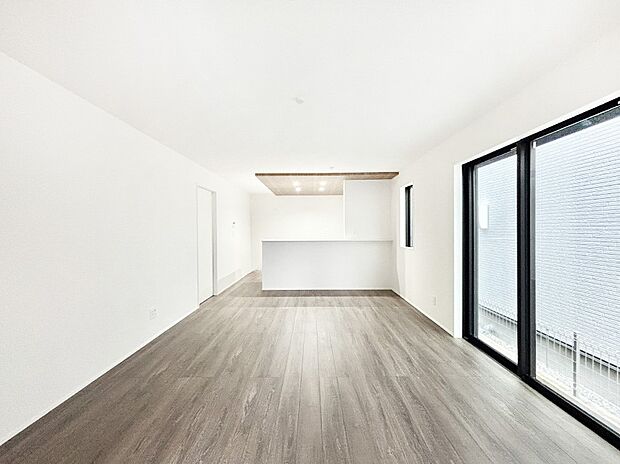 ご家族の賑やかな話し声で包まれる明るいリビング