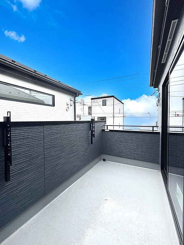 ゆったりバルコニーだから沢山お洗濯ものを干せます。