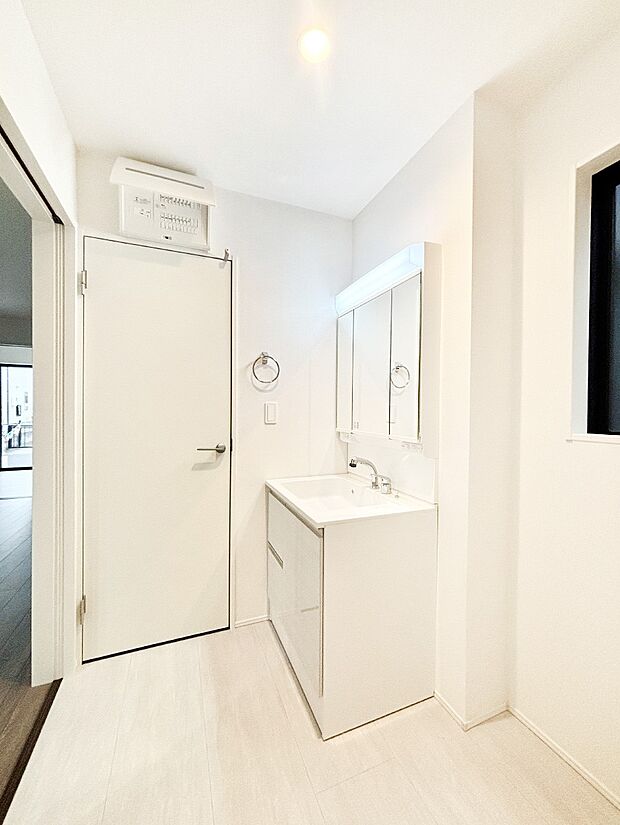 明るい洗面所は毎朝の身支度も楽しくできちゃいそうです。