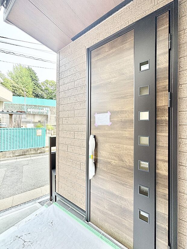 大切な家族、来客を出迎える玄関。
