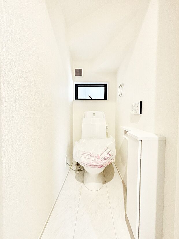 明るく清潔感のあるトイレです。