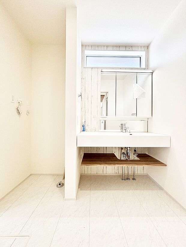 収納力と機能性に優れた洗面化粧台