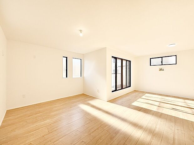 日当たりのいいリビングでゆったりとしたティータイムを! お気に入りのグリーンを飾れば更に心地よさがアップ!