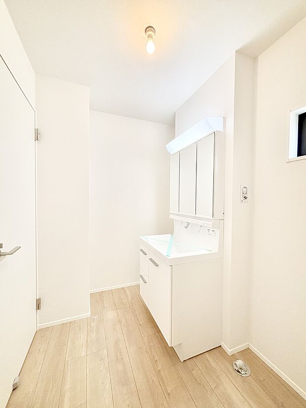 清潔感のある快適空間です。毎日の身支度も気持ち良くお使い頂けます。 