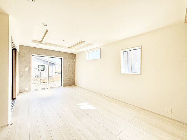 大きな窓からたっぷりの陽光と風を感じられるリビング