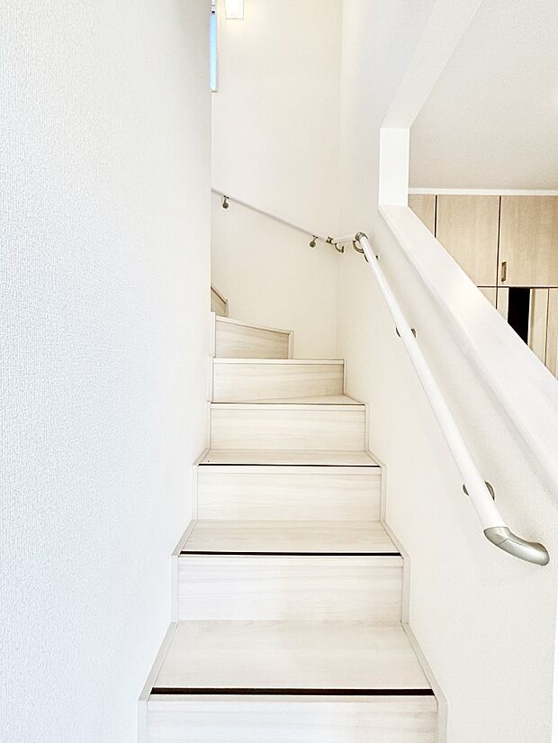 階段は手すり付きなので小さなお子さまやご高齢の方も安心です