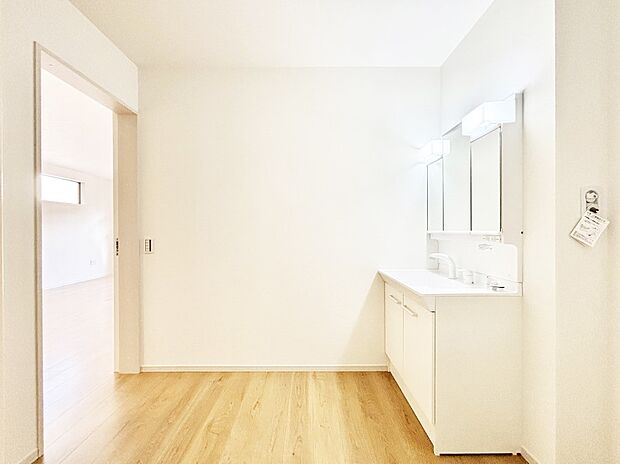 キッチンとの動線を考慮した水廻り集中設計で忙しい時間の家事もラクラク