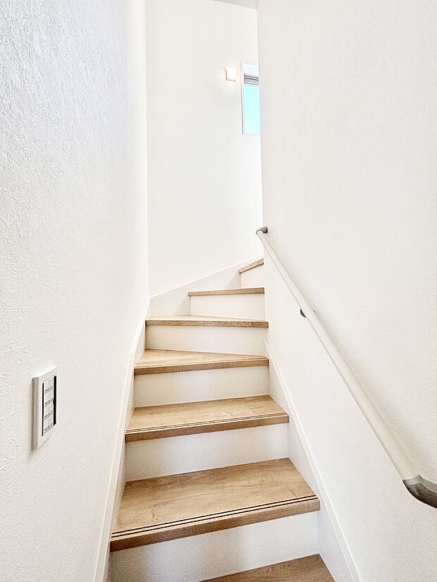 階段は手すり付きなので小さなお子さまやご高齢の方も安心です