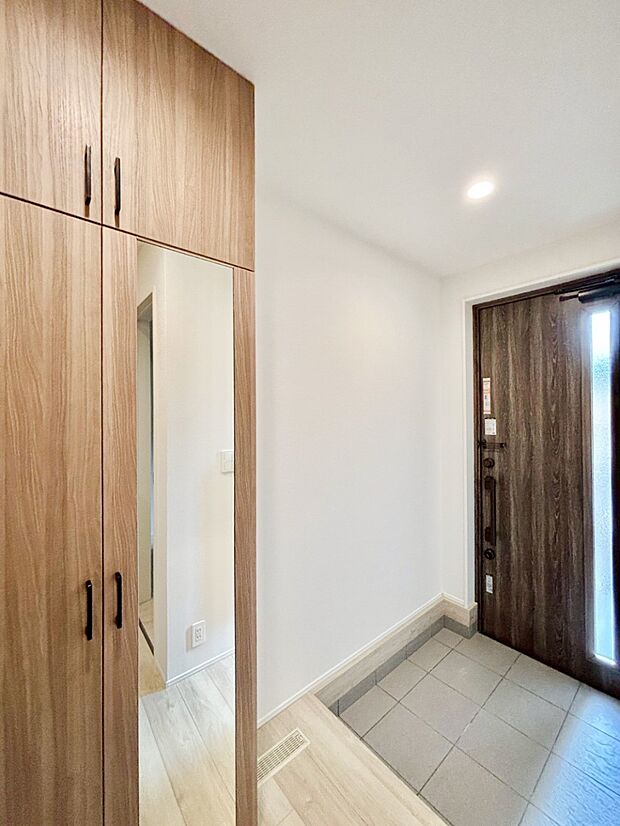 明るい陽光が入り込む玄関。ご家族の靴もスッキリ収納できる玄関収納付き!