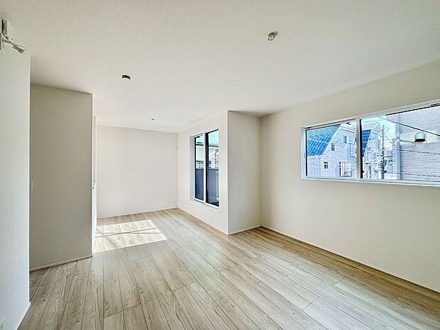 明るい陽光が注ぎ、寛ぎの雰囲気に満たされるリビング・ダイニング。