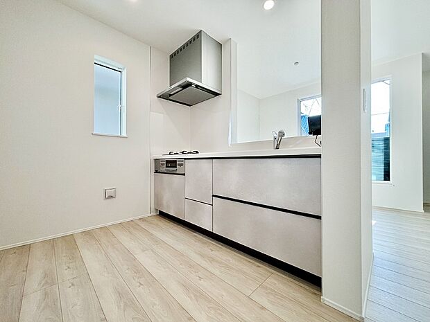 爽やかな風が通り抜けるキッチン。窓があるので明るく換気にも役立ちます。