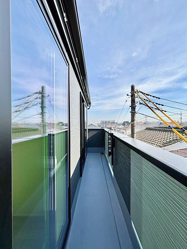 ゆったりバルコニーだから沢山お洗濯ものを干せます。