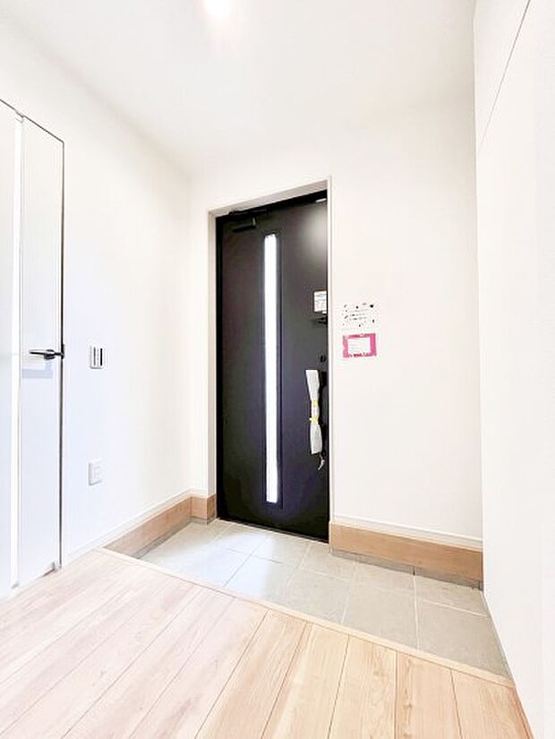 ガラススリットの入った玄関ドアが室内に光を届けてくれます