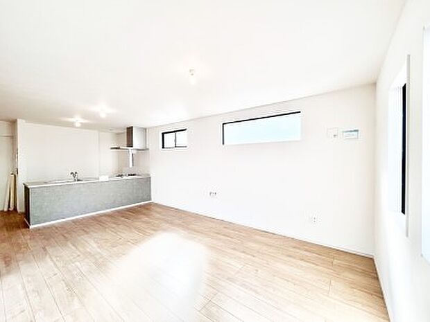 ご家族の賑やかな話し声で包まれる明るいリビング