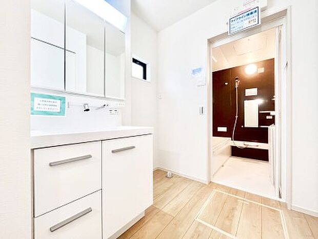 清潔感ある洗面化粧室で朝の身支度も快適