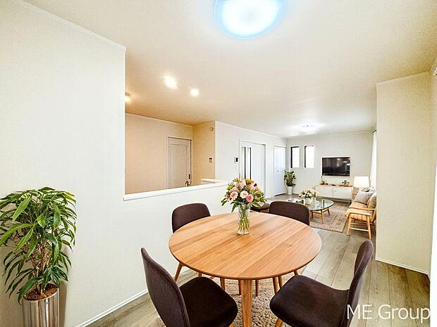 家族の和やかな会話が聞こえてきそう。開放感のあるリビングです。※家具はCGです