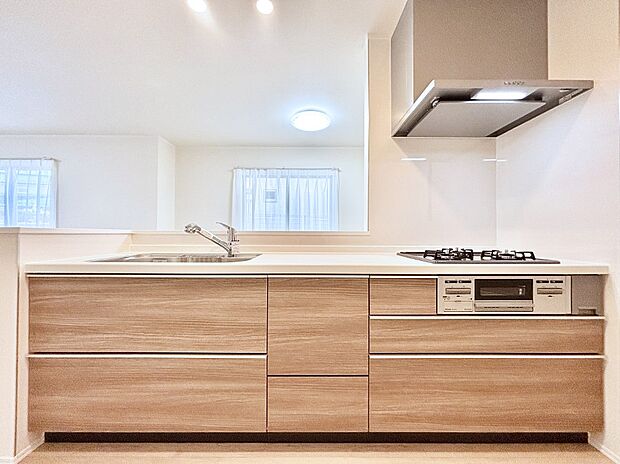 リビングを見渡せる人気のカウンターキッチン。 家族を見守りながら家事をすることができます。