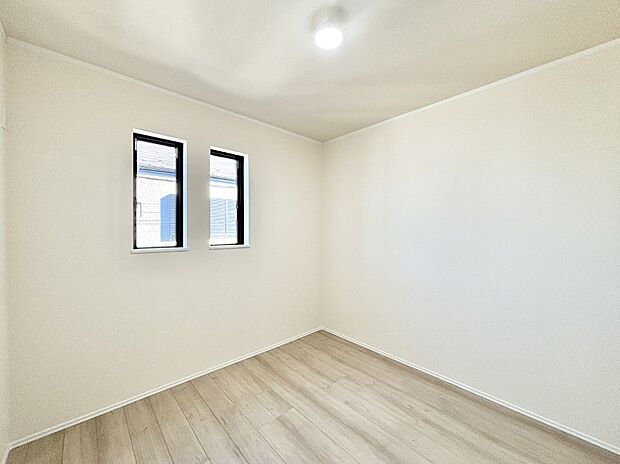 2つ並んだ縦長の窓がアクセントになっています!