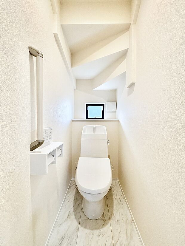 換気用小窓があり、明るく清潔な空間です。