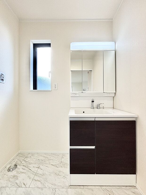 大きく見やすい三面鏡で清潔感ある洗面台は、身だしなみチェックや肌のお手入れにおすすめです。