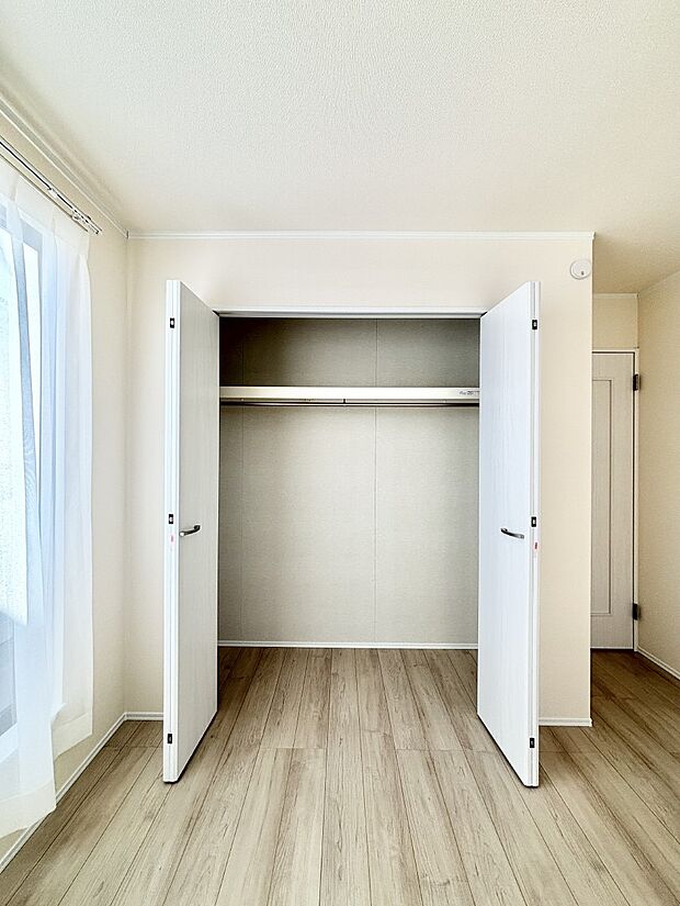 洋室のクローゼット。奥行きがあるので厚手の衣類もすっきり収まります。