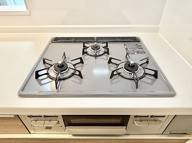 ガスコンロはSiセンサー搭載。火力調節や焦げ付き・消し忘れも防いでくれます。