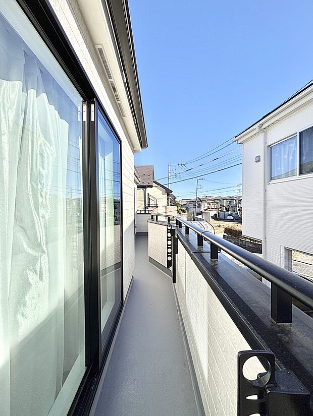 南向きのバルコニー!ご家族の洗濯物はもちろん、お布団もたっぷり干せます!