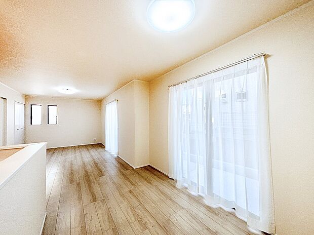 大きな窓からたっぷりの陽光と風を感じられるリビング