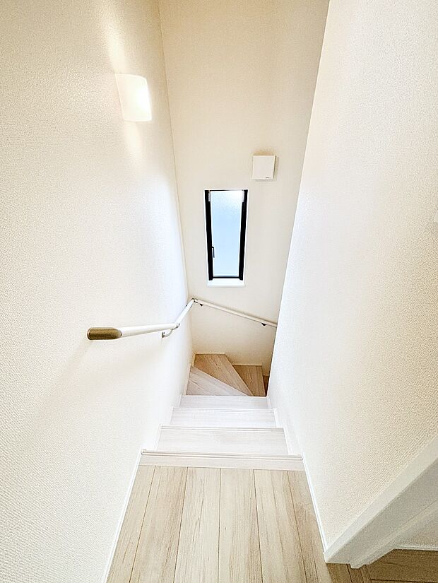 安全性を考慮し階段には手すりを設置しています