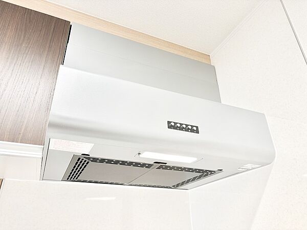 風量が弱・強と切替え可能なレンジフード。調理中の煙をしっかり吸い込みます！