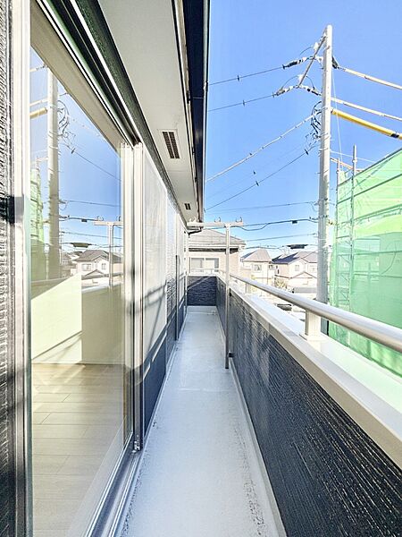 暖かな陽光が降り注ぐバルコニーはお洗濯におすすめ。爽やかな風も心地よいです。