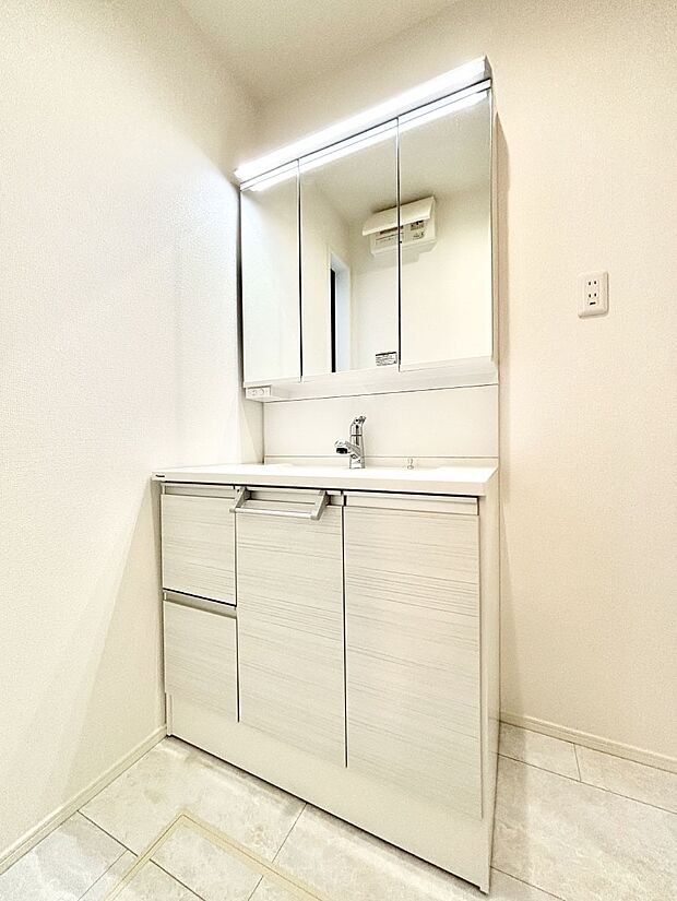 大きく見やすい三面鏡で清潔感ある洗面台は、身だしなみチェックや肌のお手入れにおすすめです。