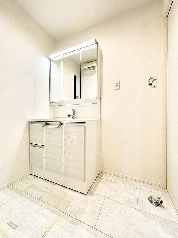 明るい洗面所は毎朝の身支度も楽しくできちゃいそうです。