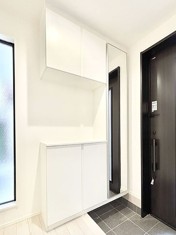 たっぷり収納できるシューズボックスで家族全員の靴も、玄関すっきり。