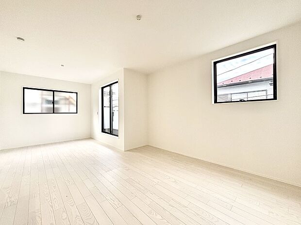 大きな窓からたっぷりの陽光と風を感じられるリビング