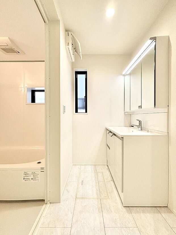 清潔感のある快適空間です。毎日の身支度も気持ち良くお使い頂けます。