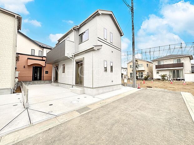 前面道路はきちんと整備されています  